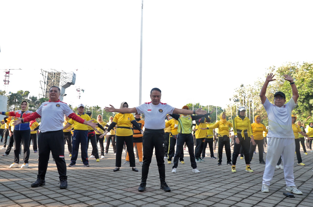 Kementerian Pemuda dan Olahraga Republik Indonesia (Kemenpora RI) kembali  menggelorakan Hari Kridha demi Indonesia terus bergerak. Hal ini tampak terlihat dengan digelar senam bersama dilapangan Kemenpora, Jumat (10/6) pagi.(foto:rayki/kemenpora.go.id) 