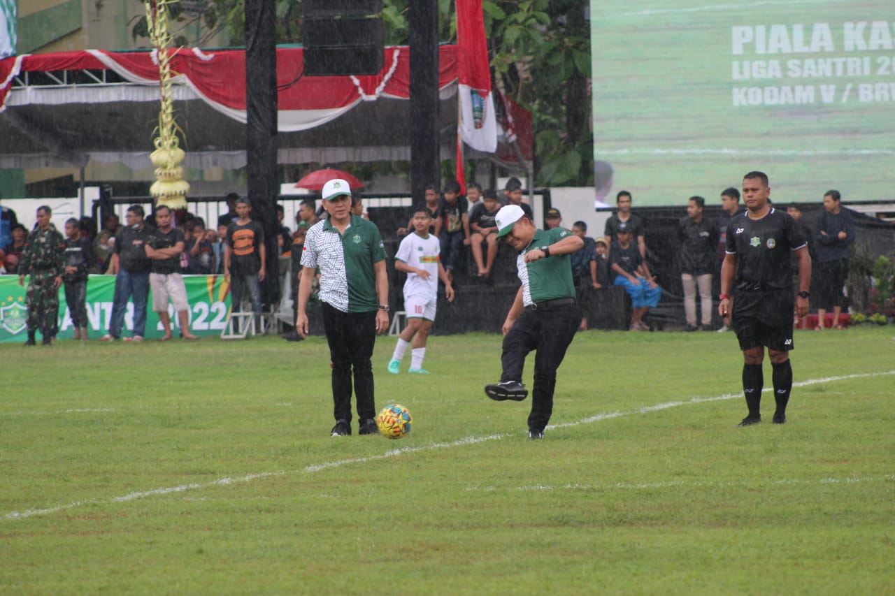 KASAD, Jenderal TNI Dudung Abdurachman melakukan kick off dimulainya Liga Santri PSSI 2022 di Stadion Merdeka Jombang, Senin (20/06). (foto: arif yulianto/bhirawa)