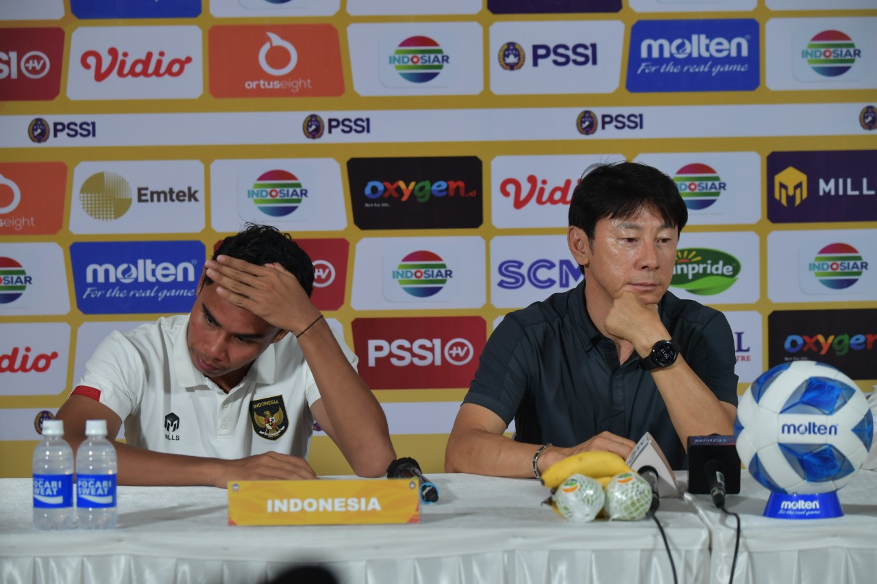 Pelatih Timnas Indonesia U-19 Shin Tae-yong (STY) merasa aneh karena adanya peraturan head to head di Kejuaraan Piala AFF U-19 2022 masih berlaku. (foto:raiky/kemenpora.go.id)