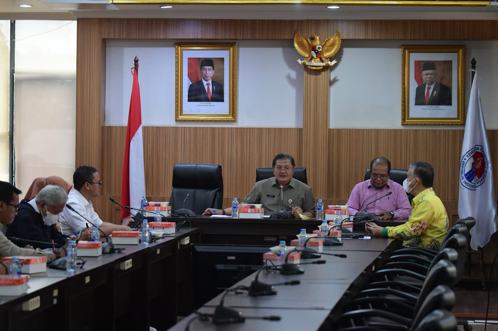 Plt. Sesmenpora Jonni Mardizal dan Staf Ahli Budang Hukum Kemenpora, Samsudin menerima kunjungan kerja anggota Pansus Pelayanan Kepemudaan DPRD Kalimantan Timur (Kaltim) di lantai 3, Kemenpora, Rabu (27/7). Agenda pertemuan tersebut  melakukan konsultasi 