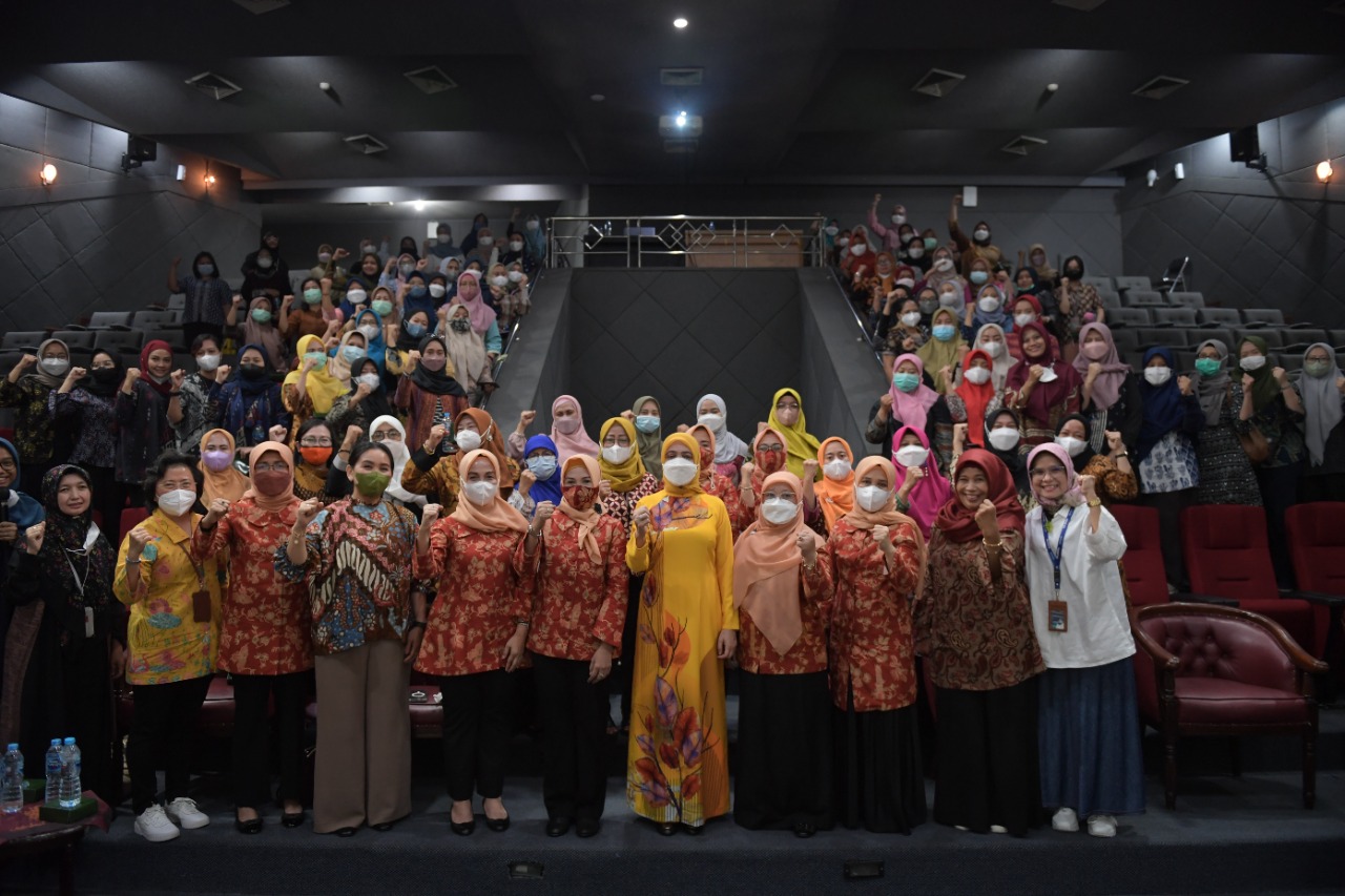 Penasihat Dharma Wanita Persatuan (DWP) Kemenpora RI, Nadiah Zainudin Amali membuka Workshop Parenting dengan tema 'Strategi Pengasuhan Anak di Zaman Now' yang sekaligus meluncurkan Program Konsultasi Keluarga Lingkungan Kemenpora di Theater Wisma Kemenpo