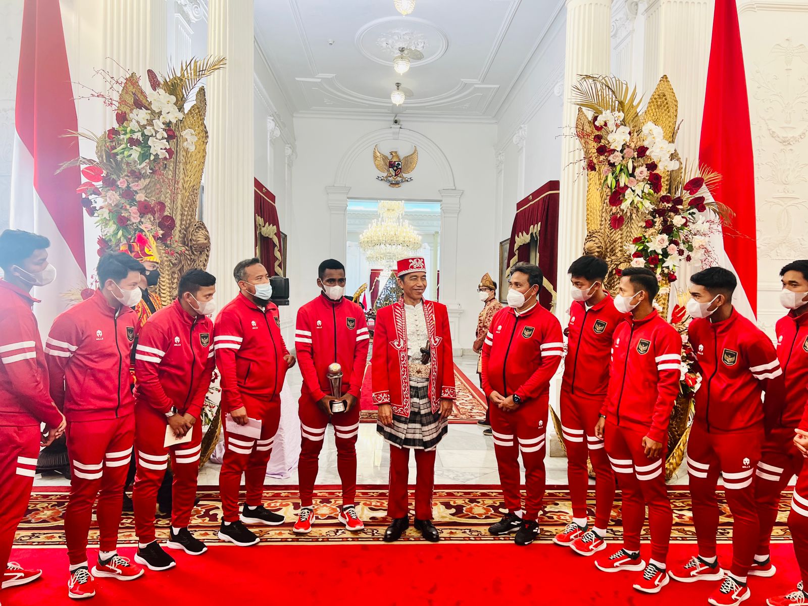 Presiden Joko Widodo menerima Tim Nasional (Timnas) U-16 yang baru saja menjuarai Piala AFF U-16 beberapa waktu lalu di Istana Merdeka, Rabu, (17/8) pagi. Tim Nasional hadir bersama pelatihnya Bima Sakti ke Istana Merdeka pukul 09.30 WIB dan langsung disa