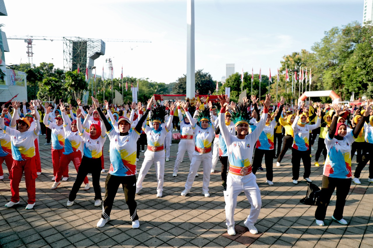 Jumat Krida Roat To Haornas, itulah tagline yang diangkat di senam bersama kali ini. Senam bersama yang dilaksanakan di halaman Kantor Kemenpora pada Jumat (2/9) pagi juga menampilkan  Senam Ayo ke Museum.(foto:raiky/kemenpora.go.id)