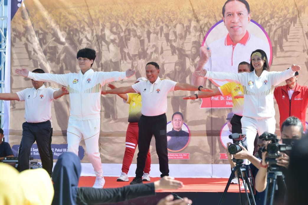 Setelah launching SKJ Pelajar beberapa waktu yang lalu di Parkir Timur GBK Senayan Jakarta, kini bersama Universitas Negeri Gorontalo (UNG) dan Ikatan Guru Olahraga Nasional (IGORNAS) menggelar Senam Kebugaran Jasmani, di Lapangan Rektorat UNG, Jum'at (16