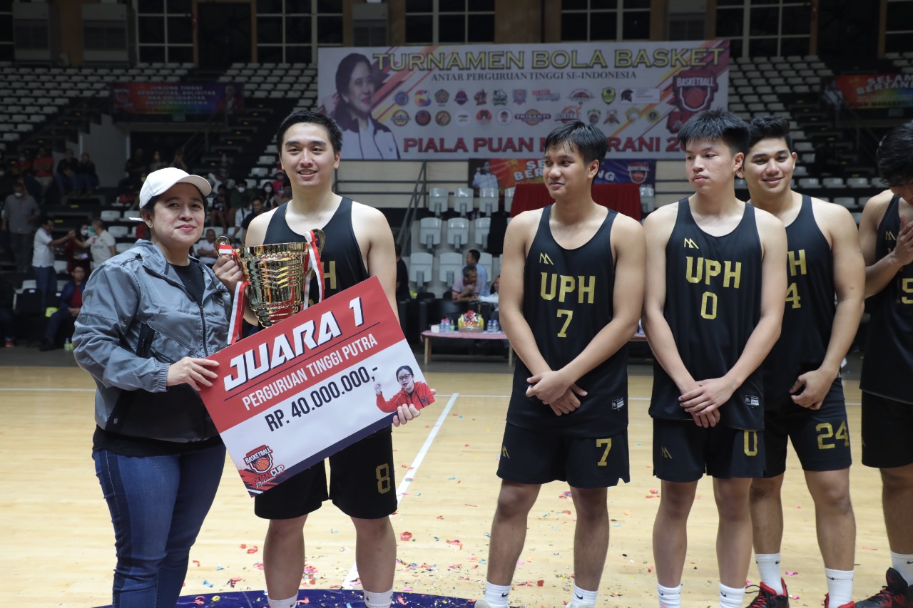 Ketua Dewan Perwakilan Rakyat Rakyat (DPR RI) Puan Maharani secara resmi menutup Turnamen Bola Basket Antar Perguruan Tinggi se-Indonesia Puan Maharani Cup tahun 2022 di Hall Basket Gelora Bung Karno, Jakarta Pusat, Minggu (18/9) malam. (foto:putra/kemenp