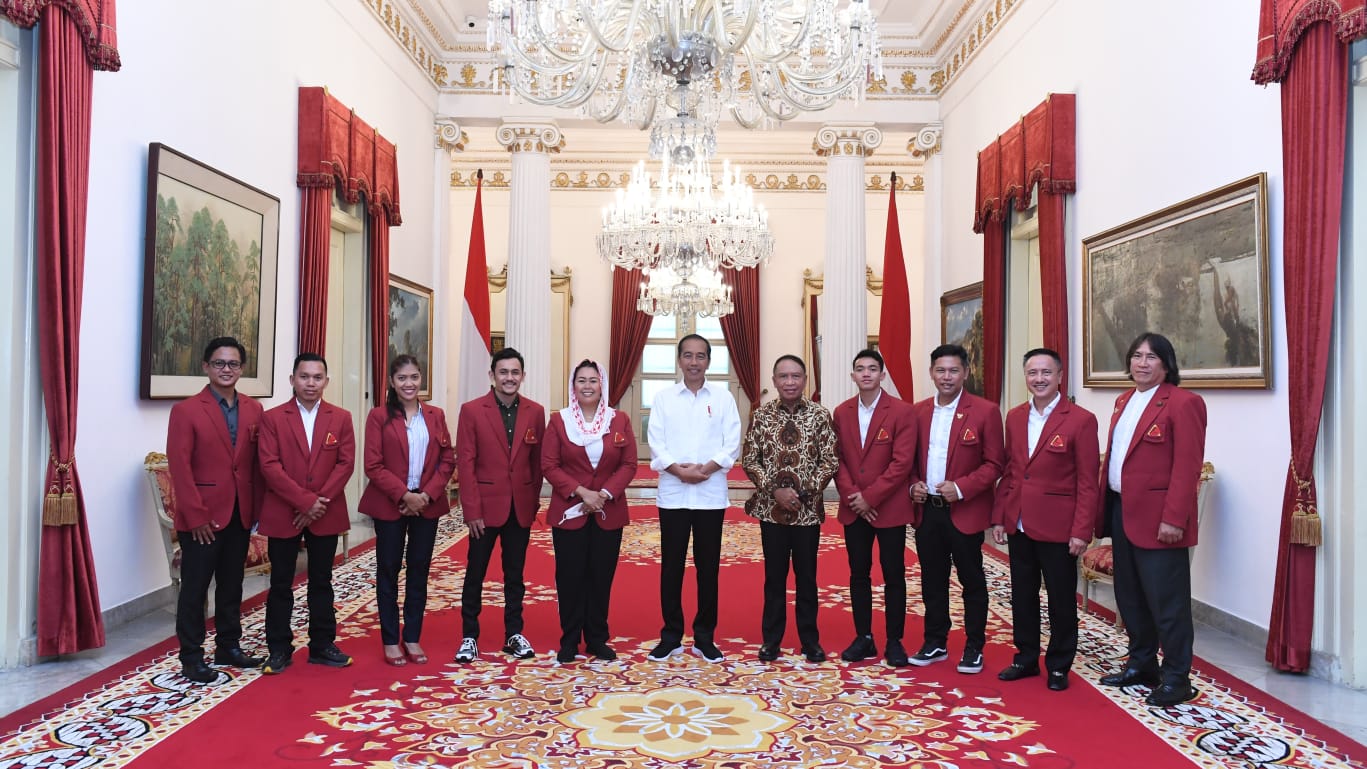 Presiden Joko Widodo didampingi Menteri Pemuda dan Olahraga Republik Indonesia (Menpora RI) Zainudin Amali dan Menteri Sekretaris Negara Pratikno menerima pengurus Federasi Panjat Tebing Indonesia (FPTI) di Istana Negara, Jakarta, pada Rabu, 21 September 