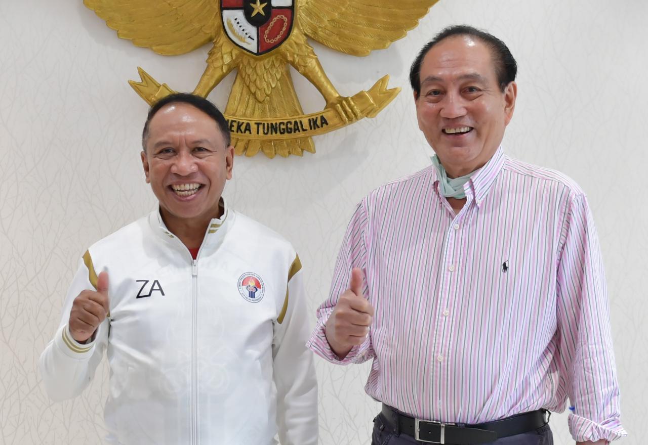 Ketua Umum Barisan Atlet Veteran Tenis Indonesia (BAVETI) Theo L. Sambuaga (kanan) mengapresiasi pembinaan dan prestasi olahraga yang dicapai selama kepemimpinan Menteri Pemuda dan Olahraga Republik Indonesia (Menpora RI) Zainudin Amali. (foto:bagus/kemen