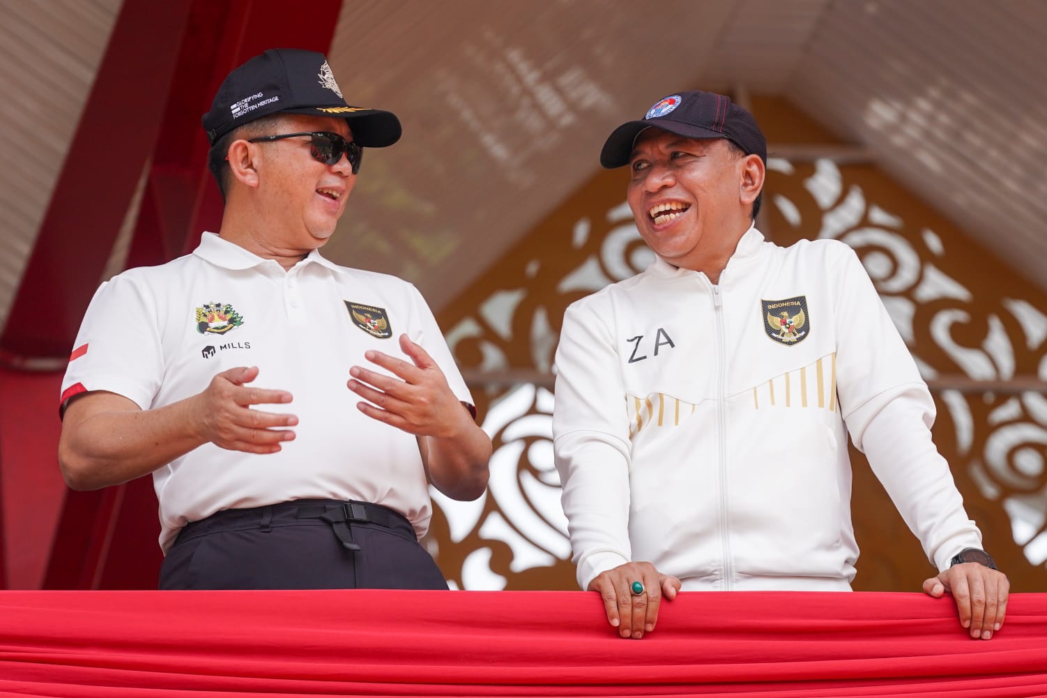 Gubermur Akademi Polisi (Akpol) Irjen. Pol. Suroto (kiri) mengucapkan terima kasih kepada Menteri Pemuda dan Olahraga Republik Indonesia (Menpora RI) Zainudin Amali yang sudah hadir sekaligus membuka acara Pekan Olahraga Kesenian Mahasiswa Pelajar dan Tar