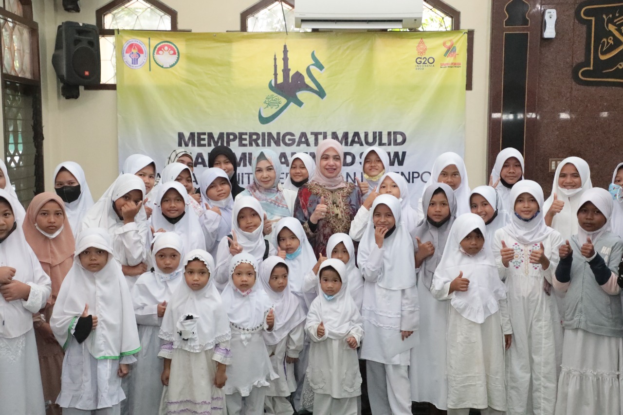 Penasihat Dharma Wanita Persatuan (DWP) Kementerian Pemuda dan Olahraga Republik Indonesia (Kemenpora RI) Nadiah Zainudin Amali bersama jajaran menggelar peringatan Maulid Nabi Muhammad SAW tahun 2022 di Masjid Pemuda Al Muwahidin Kemenpora, Jakarta, Kami