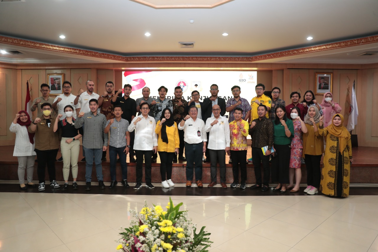 Plt. Sesmenpora Jonni Mardizal memberikan Pembekalan kepada Peserta Program Pelatihan Golkar Institute Angkatan 9 di Wisma Kemenpora, Kamis (13/10).Kepada para peserta, Plt.Sesmenpora menyampaikan  pentingnya membangun kapasitas pemuda, yang  berdaya sain