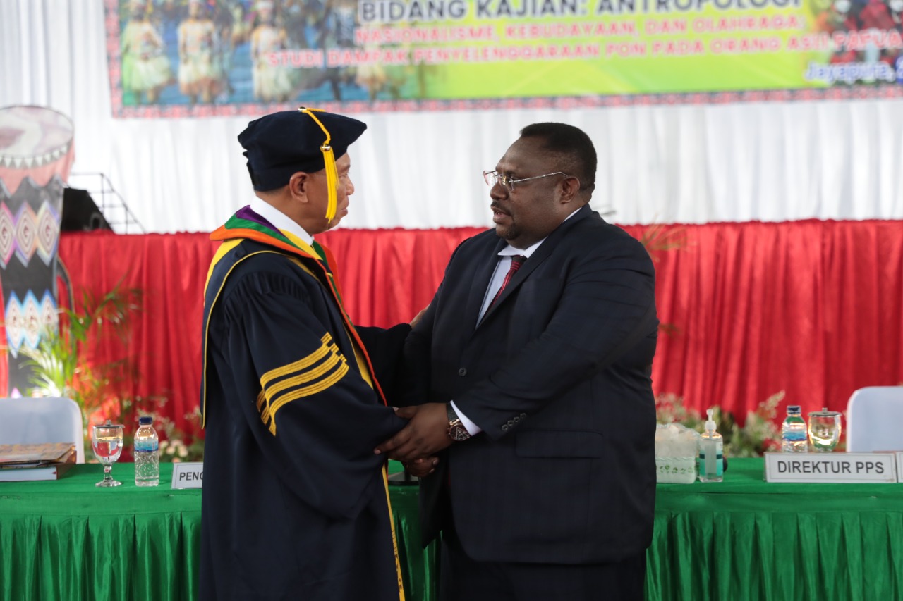 Menteri Pemuda dan Olahraga Republik Indonesia (Menpora RI) Prof. Dr. Zainudin Amali, S.E, M.Si menjadi Penguji Eksternal Sidang Terbuka Promosi Doktor dalam Bidang Kajian Utama Antropologi untuk Kenius Kogoya, di Auditorium Universitas Cendrawasih, Kampu