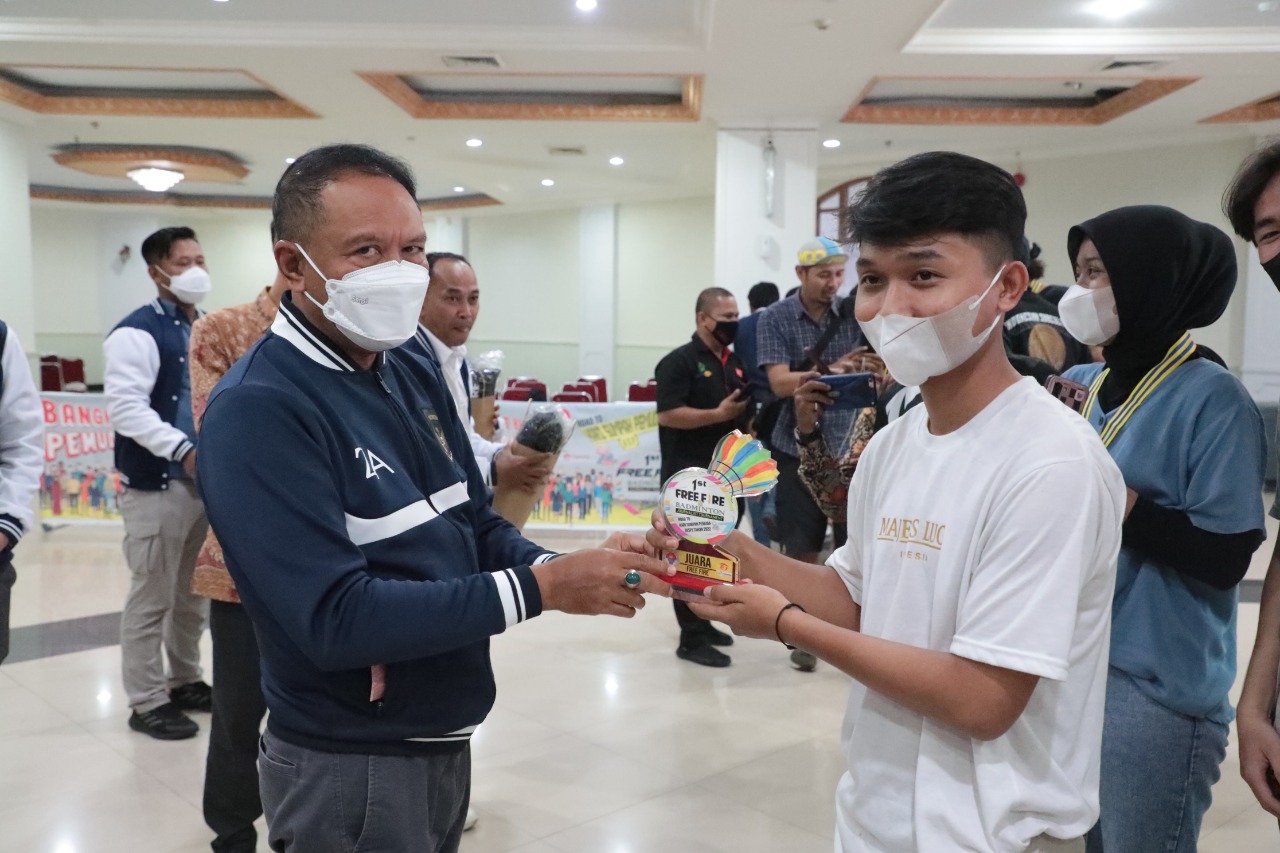 Menteri Pemuda dan Olahraga Republik Indonesia Zainudin Amali menyerahkan piala kepada para pemenang Kejuaraan E-Sport Free Fire ke-1, sekaligus menyaksikan penutupan serangkaian Turnamen Bulutangkis Jurnalis Games, di Auditorium Wisma Kemenpora, Senayan,