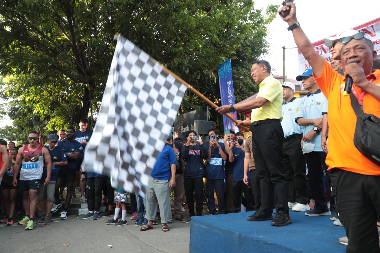 Semarang: Menteri Pemuda dan Olahraga Republik Indonesia (Menpora RI) Zainudin Amali, secara resmi membuka sekaligus melepas peserta lomba lari USM-MSN 10K Marathon di Depan Gelanggang Olahraga Universitas Semarang (Gelora USM) Prof. Sudarto, SH, Jl. Ir. 