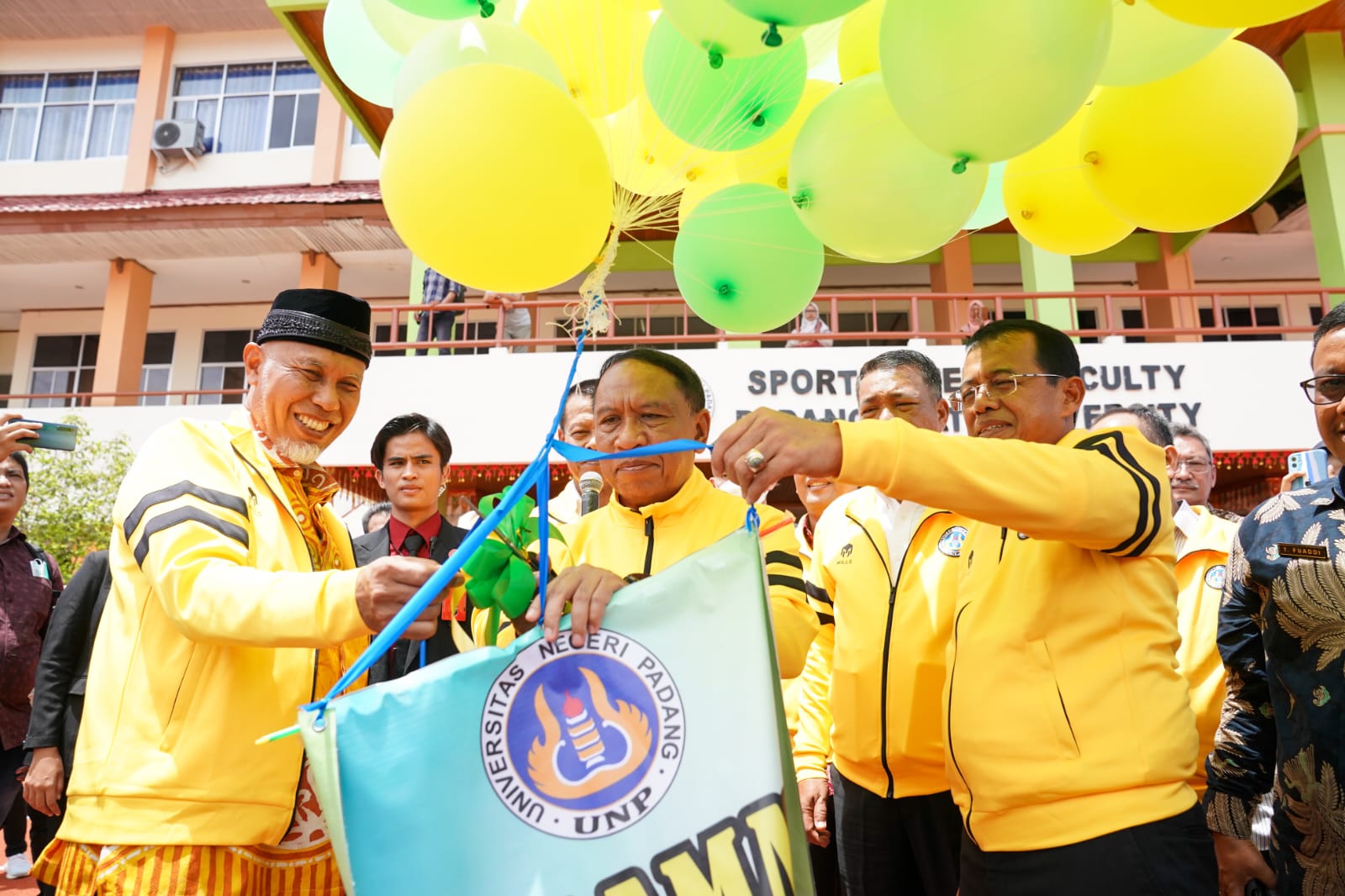Menteri Pemuda dan Olahraga Republik Indonesia (Menpora RI) Zainudin Amali meresmikan Lapangan Atletik Universitas Negeri Padang (UNP), Sumatera Barat (Sumbar), Kamis (3/11). Peresmian ditandai dengan pemotongan pita dan pelepasan balon ke udara.  (foto: 