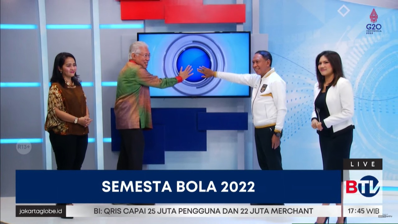 Menteri Pemuda dan Olahraga Republik Indonesia (Menpora RI) Zainudin Amali bersama Executive Chairman B Universe (Berita Satu TV News Channel (BTV), Enggartiasto Lukita melaunching micro site ‘Semesta Bola 2022’ di studio BTV, Gedung Citra Graha, Jakarta,
