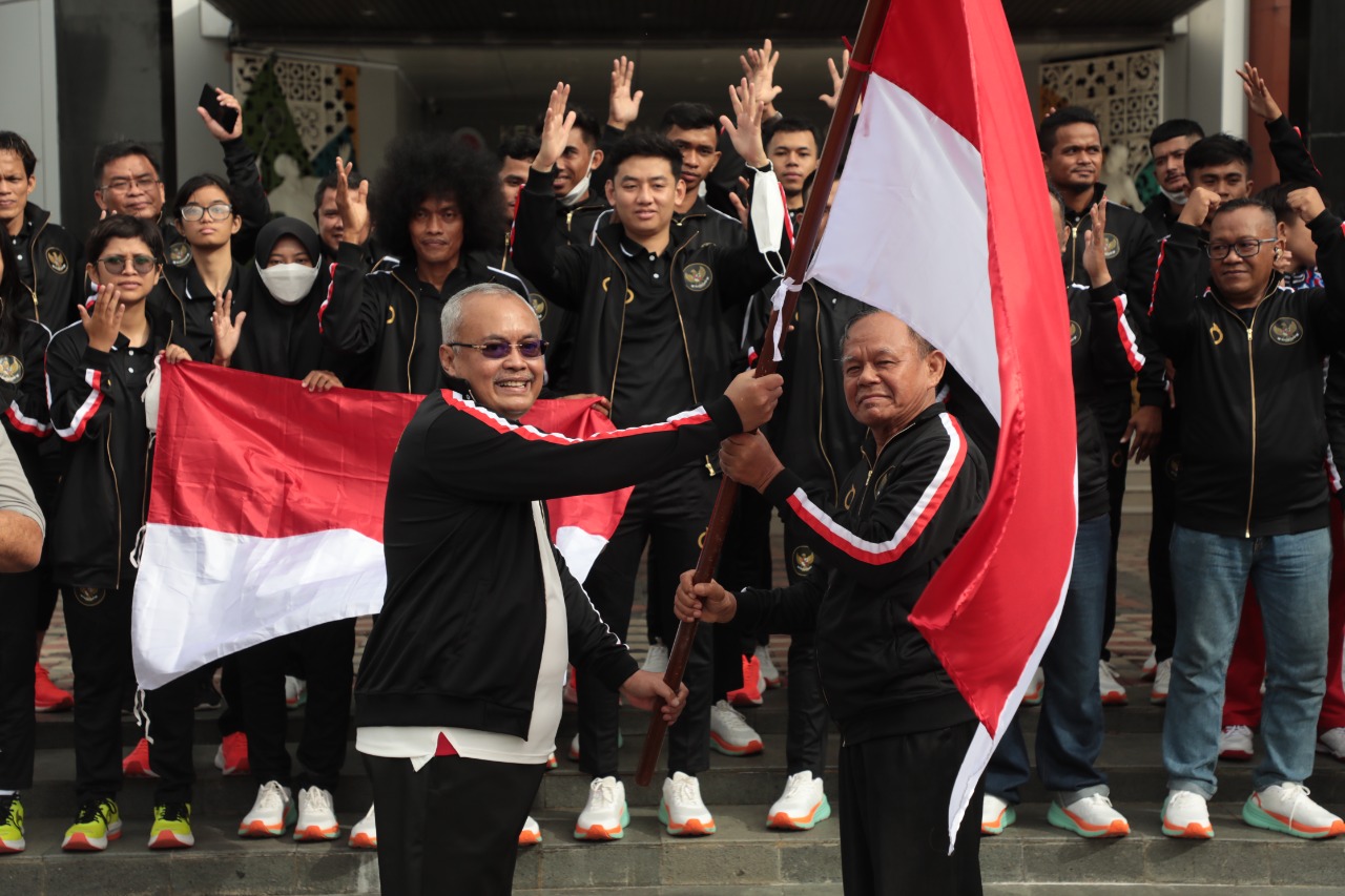 Sesmenpora Gunawan Suswantoro didampingi Deputi Pembudayaan Olahraga sekaligus Plt Deputi Peningkatan Prestasi Olahraga Raden Isnanta melepas tim Tuna Rungu Indonesia yang akan berpartisipasi dalam multi even Atlet Tunarungu ASEAN Deaf Games 2022 yang aka