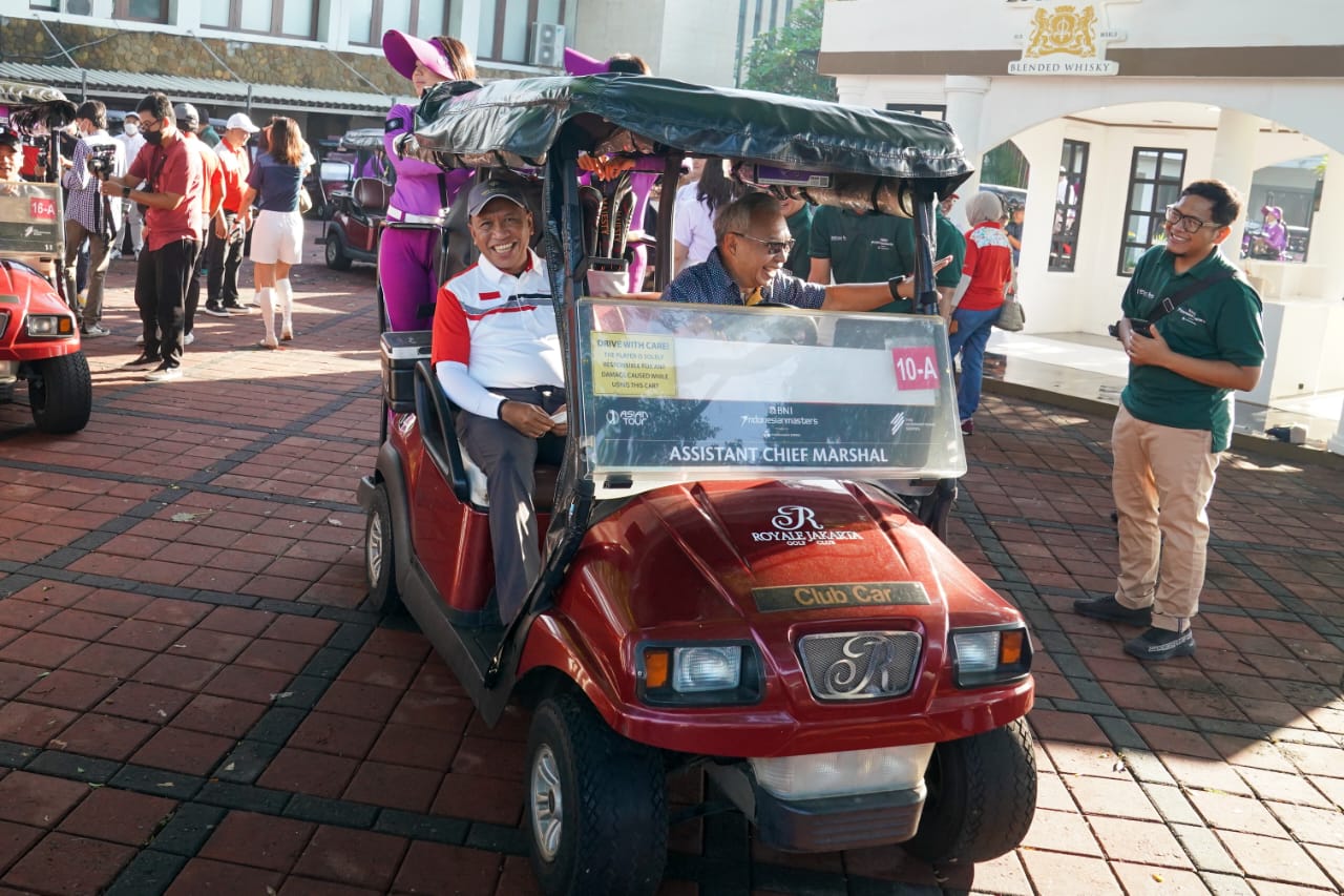 Menteri Pemuda dan Olahraga Republik Indonesia (Menpora RI) Zainudin Amali bermain golf dalam rangkaian BNI Indonesian Masters presented by Tunas Niaga Energi (TNE) di Royale Jakarta Golf Club, Jl Halim Perdana Kusumah, Jakarta Timur, Selasa (30/11) pagi.