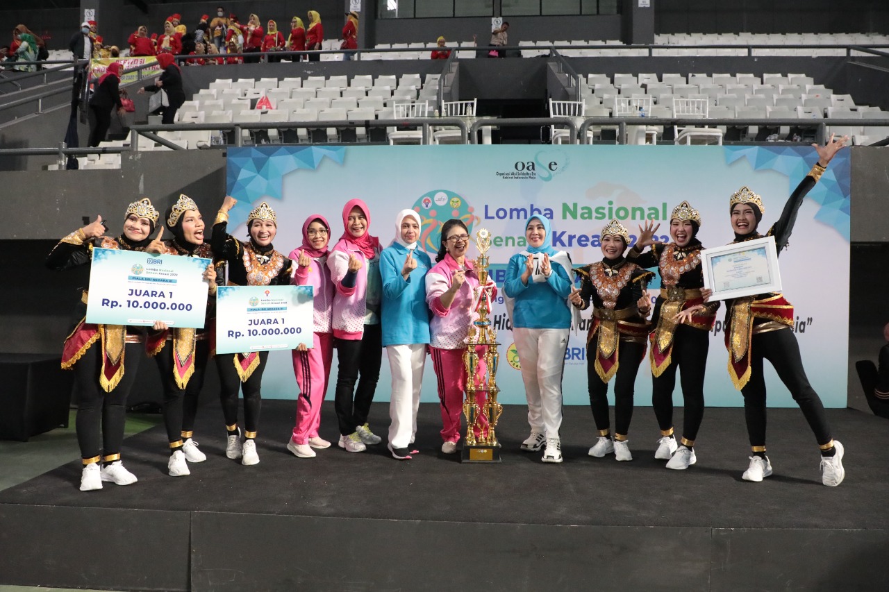 Ketua Umum Organisasi Aksi Solidariti Era Kabinet Indonesia Maju (OASE KIM) Tri Suswati Tito Karnavian didampingi Ketua Panitia Penyelenggara Lomba Nasional Senam Kreasi 2022 Piala Ibu Negara RI, Nadiah Zainudin Amali menyerahkan piala untuk pemenang Lomb