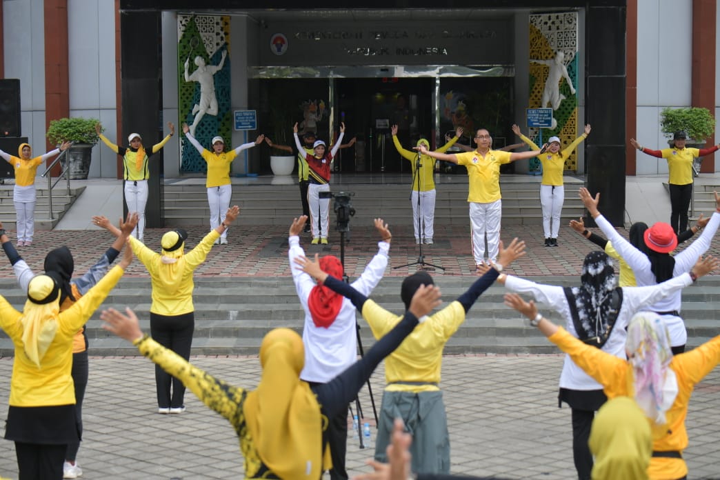 Kegiatan senam di Jumat Krida merupakan kegiatan rutin yang dilakukan oleh Kementerian Pemuda dan Olahraga Republik Indonesia (Kemenpora RI). Kali ini senam dilakukan bersama Perhimpunan Masyarakat Kebugaran Indonesia (PMKI), Jumat (2/12) pagi, di Halaman