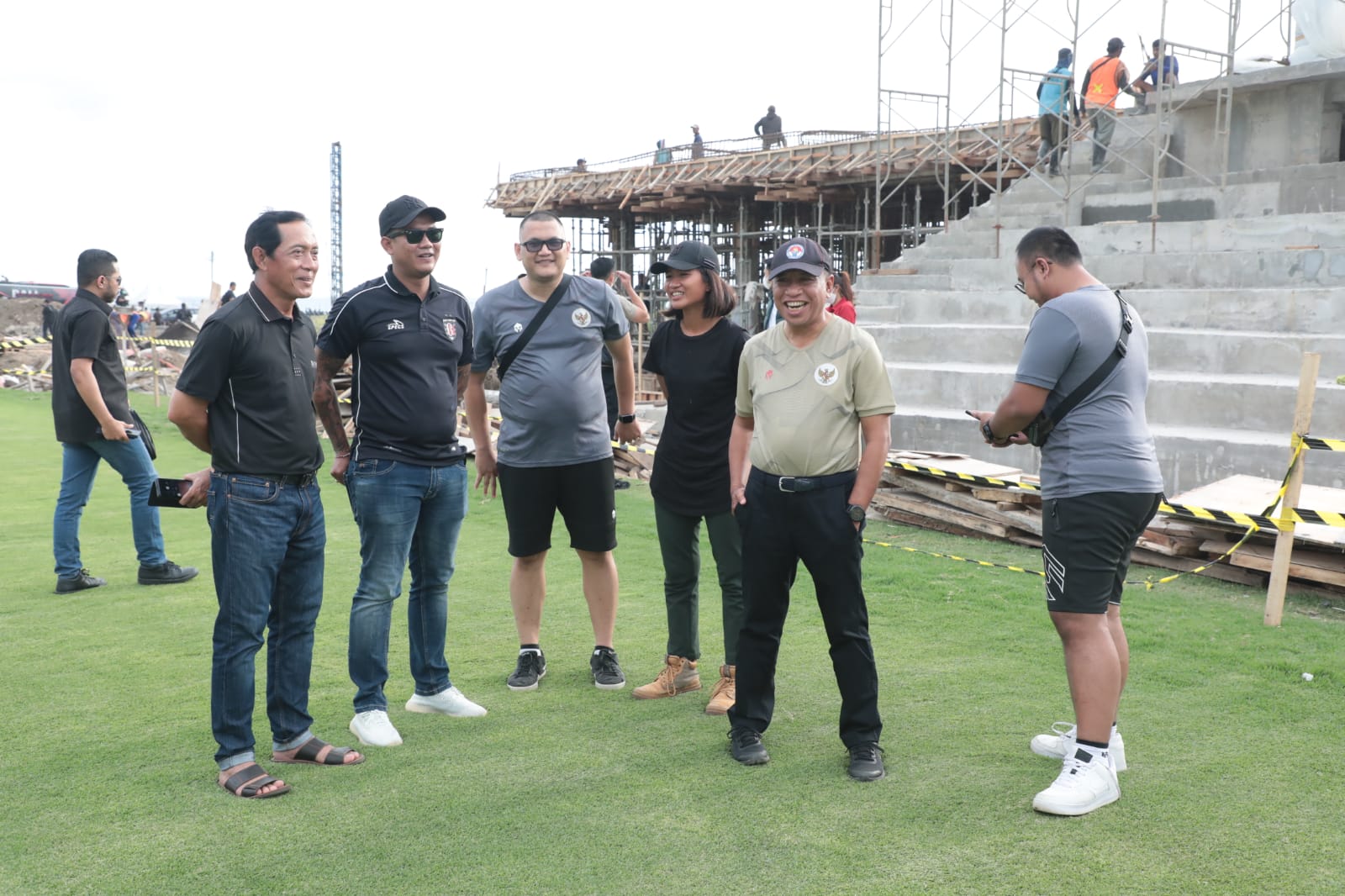 Menteri Pemuda dan Olahraga Republik Indonesia (Menpora RI) Zainudin Amali hari Sabtu (3/12) sore melihat lapanganTraining Center Bali United (TCBU) yang dipakai latihan Timnas Senior di Pantai Purnama, Gianyer, Bali. Menpora menilai lapangan TCBU memili