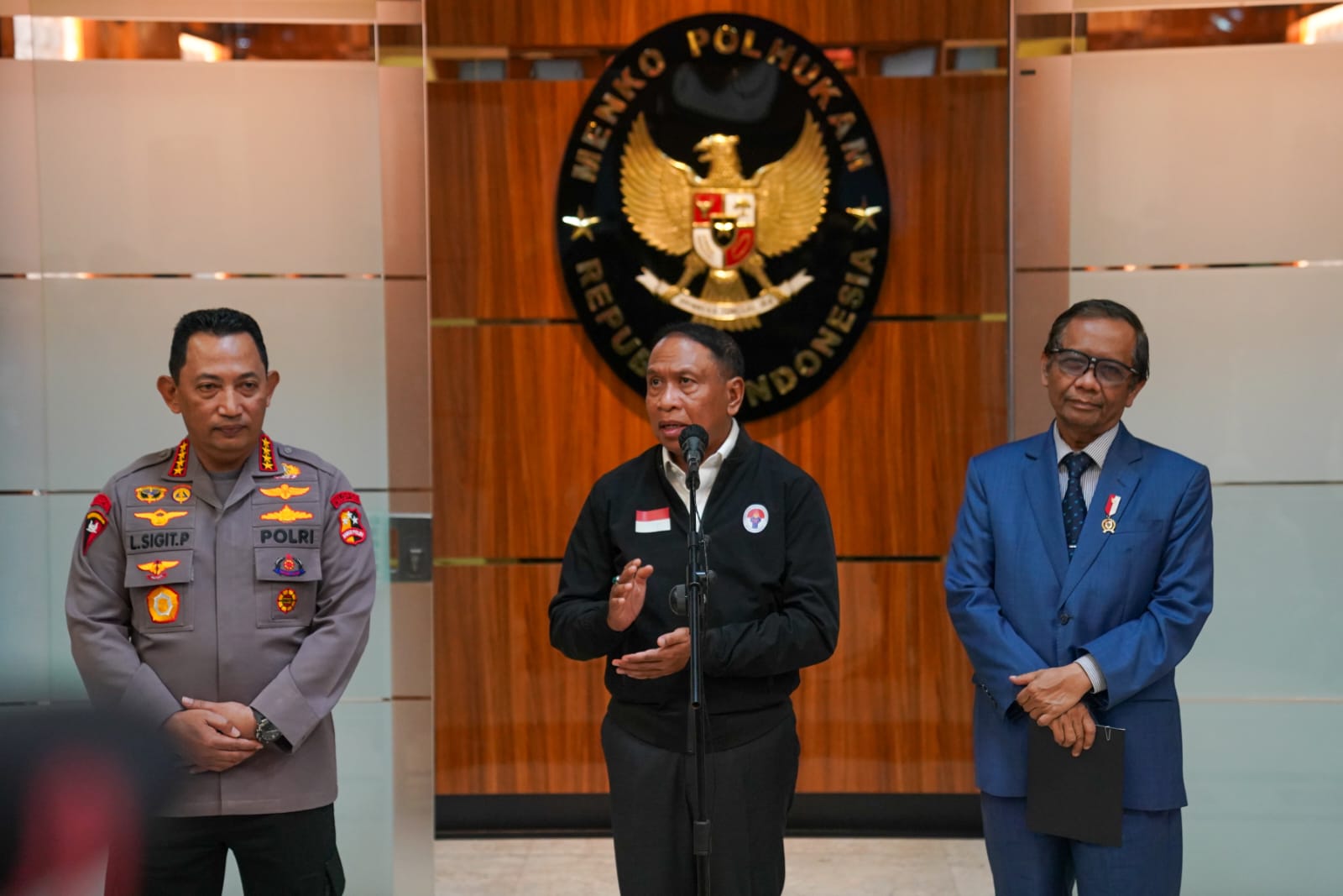 Menteri Pemuda dan Olahraga Republik Indonesia (Menpora RI) Zainudin Amali mendampingi Menteri Koordinator Bidang Politik, Hukum, dan Keamanan (Menko Polhukam) Mahfud Md mengumumkan Liga 1 musim 2022 kembali bergulir. Kompetisi sepak bola nasional tersebu