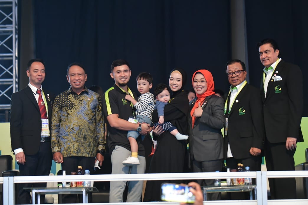 Ada pemandangan menarik di ajang Kejuaraan Dunia Wushu Junior 2022, mantan atlet wushu Indonesia Lindswell Kwok yang saat ini tengah sibuk dengan klub wushu barunya Lidswell Martial Art ikut mendampingi Menpora Amali mengalungkan medali kepada pemenang.  