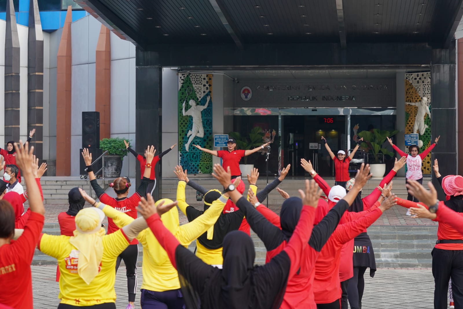 Kementerian Pemuda dan Olahraga Republik Indonesia (Kemenpora RI) terus mengajak masyarakat untuk sehat dengan berolahraga. Hari Jumat (9/12) pagi, Kemenpora bersama Asosiasi Instruktur Aerobik dan Fitness Indonesia (ASIAFI) menjalankan senam rutin Hari K