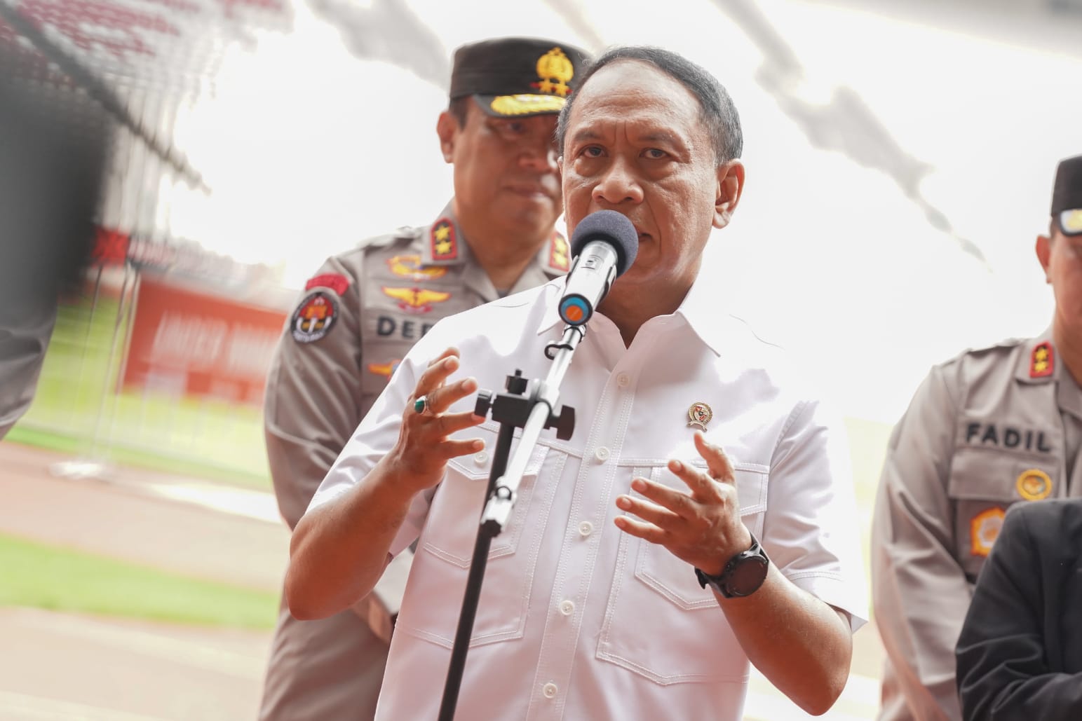Menteri Pemuda dan Olahraga Republik Indonesia (Menpora RI) Zainudin Amali bersama Kapolri Jenderal Pol. Listyo Sigit Prabowo meninjau Stadion Gelora Bung Karno (GBK), Selasa (20/12). (foto:egan/kemenpora.go.id)