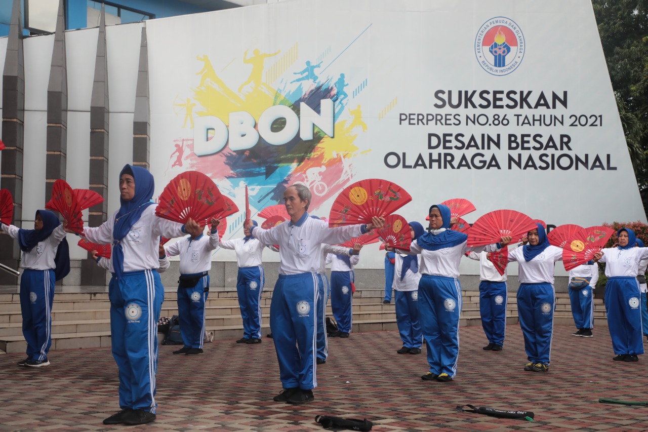 Kementerian Pemuda dan Olahraga Republik Indonesia (Kemenpora RI) terus semangat menggelorakan dan mengajak masyarakat untuk hidup sehat dengan berolahraga dengan melakukan senam bersama di Hari Krida, Jumat (30/12) pagi di Lapangan Kantor Kemenpora, Sena