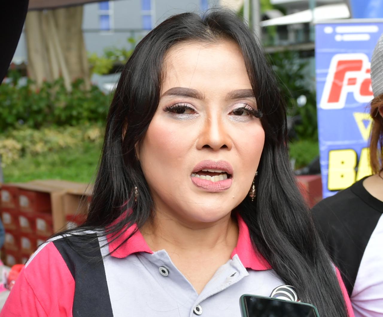 Ketua Umum Asosiasi Pengusaha Artis dan Designer (APAD) Maya Angkasa mengaku bangga, APAD bisa dilibatkan di senam kali ini. Menurutnya, selama pandemi ini APAD jarang sekali melakukan aktivitas olahraga.(foto:bagus/kemenpora.go.id)