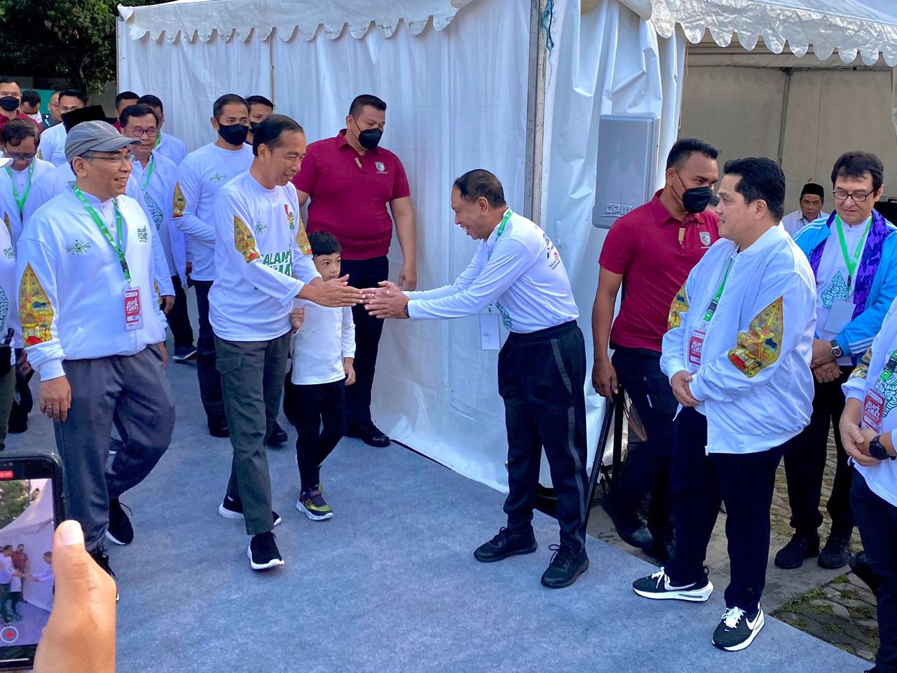 Menteri Pemuda dan Olahraga (Menpora) Zainudin Amali ikut mendampingi Presiden Republik Indonesia Joko Widodo jalan sehat bersama keluarga besar Nahdiyin di depan Puro Mangkunegaran, Surakarta, Jawa Tengah, Minggu (22/1) pagi. (foto:istimewa)