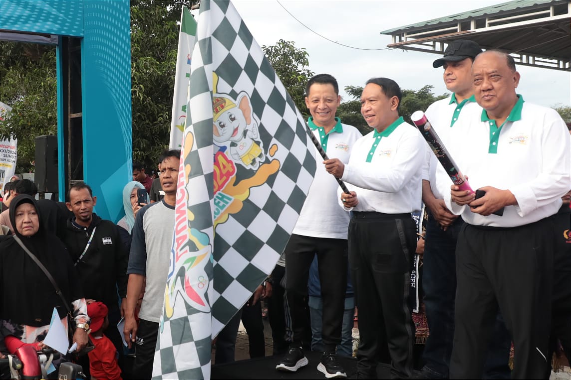 Menteri Pemuda dan Olahraga Republik Indonesia (Menpora RI) Zainudin Amali melepas jalan sehat dalam rangka mengawali Launching PON ke-21Aceh-Sumut Tahun 2024, Wilayah Aceh, di Lapangan Blang Padang Banda Aceh, Sabtu (28/1) pagi.(foto:putra/kemenpora.go.i