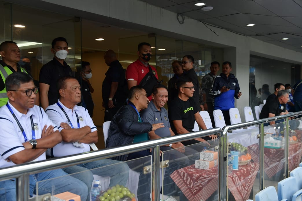 Menteri Pemuda dan Olahraga Republik Indonesia (Menpora RI) Zainudin Amali menyaksikan pertandingan BRI Liga 1 antara PERSIB Bandung melawan PSS Sleman di Stadion Gelora Bandung Lautan Api (GBLA), Bandung, Jawa Barat, Minggu (5/2) sore. (foto:bagus/kemenp