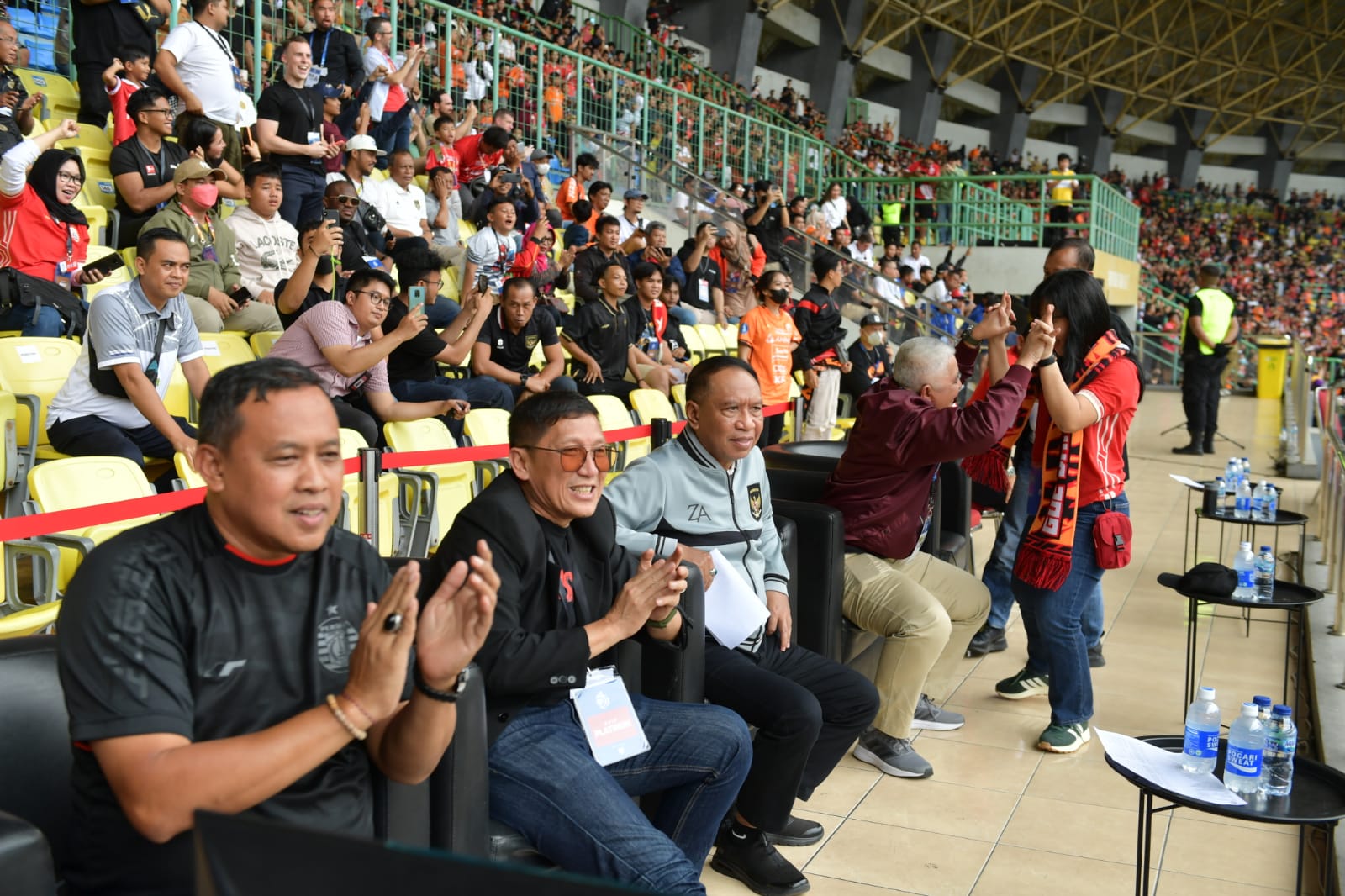 Menteri Pemuda dan Olahraga Republik Indonesia (Menpora RI) Zainudin Amali menyaksikan pertandingan lanjutan Liga 1 antara Persija Jakarta kontra Arema FC. Dalam laga tersebut, Macan Kemayoran berhasil menang 2-0 atas Singo Edan.(foto:bagus/kemenpora.go.i