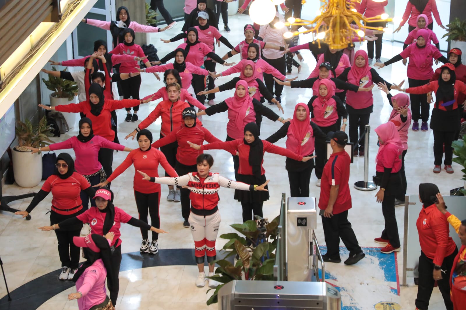 Kementerian Pemuda dan Olahraga Republik Indonesia (Kemenpora RI) terus konsisten mengajak masyarakat sehat dan bugar dengan mengikuti senam di Hari Krida. (foto:egan/kemenpora.go.id)