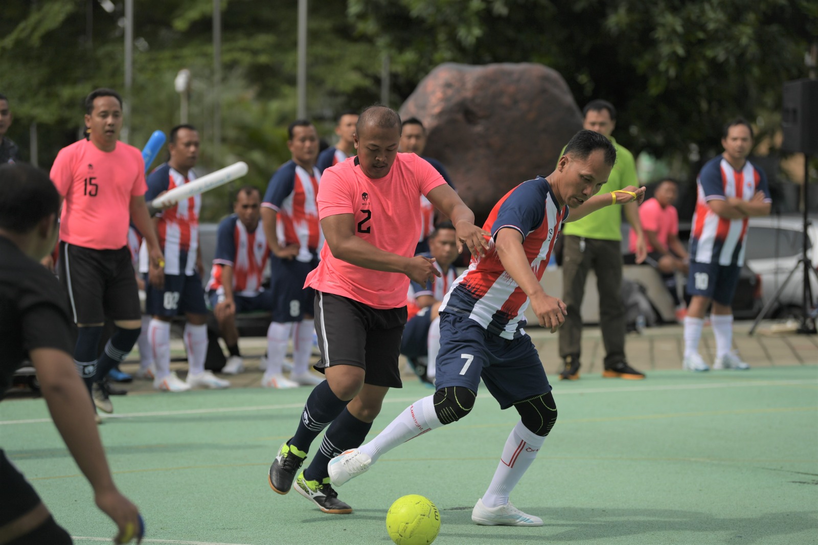 Peserta menyambut antusias turnamen futsal antar unit dan stakeholder Kementerian Pemuda dan Olahraga Republik Indonesia (Kemenpora RI) Tahun 2023. Diharap ajang silaturahmi tersebut bisa terselenggara setiap tahunnya. (foto: raiky/kemenpora.go.id)