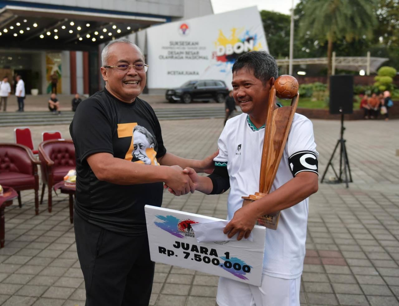 Sesmenpora Gunawan Suswantoro menutup Turnamen Futsal antar Unit dan Stakeholder Kementerian Pemuda dan Olahraga Republik Indonesia (Kemenpora RI) Tahun 2023 di Lapangan Futsal Kantor Kemenpora, Jumat (17/3) sore.(foto:bagus/kemenpora.go.id)