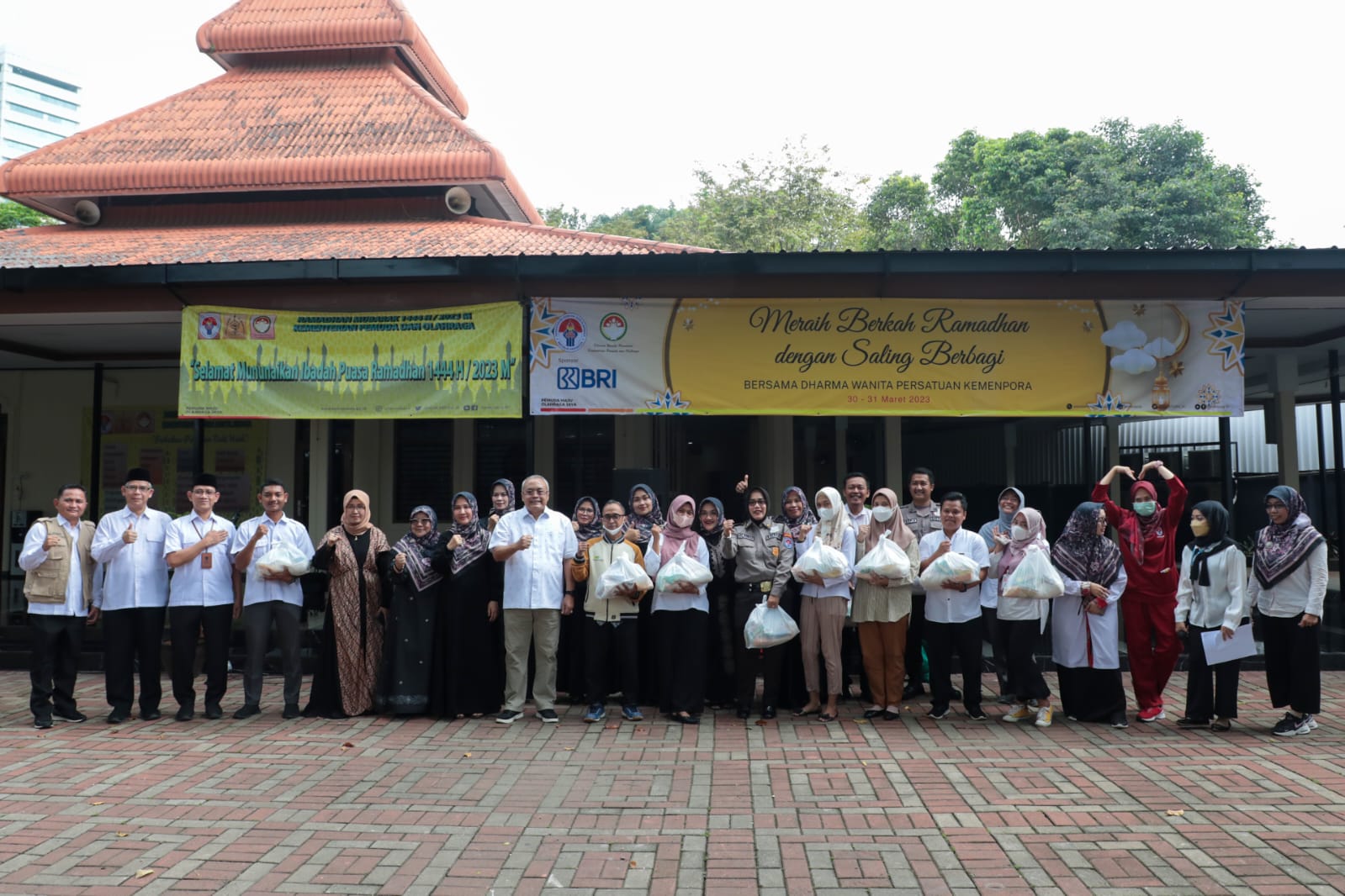 Dharma Wanita Persatuan Kementerian Pemuda dan Olahraga Republik Indonesia (DWP Kemenpora RI) menyelenggarakan bantuan sosial (bansos) pembagian Paket Sembako yang diperuntukkan bagi tenaga honorer dan tenaga outsourcing di lingkungan Kemenpora. Sebanyak