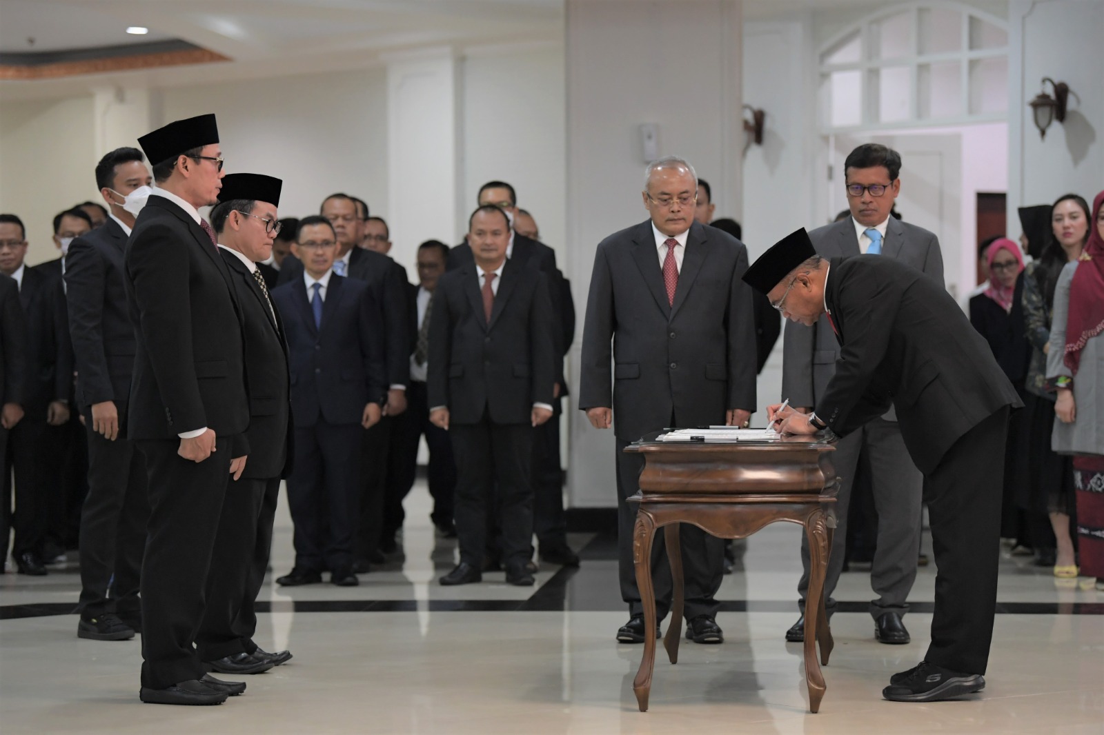 Pelaksana tugas (Plt) Menteri Pemuda dan Olahraga Republik Indonesia (Menpora RI) Muhadjir Effendy melantik dan mengambil sumpah jabatan Surono dan Yohan masing-masing sebagai Deputi Peningkatan Prestasi Olahraga Kemenpora dan Staf Ahli Bidang Inovasi Kep