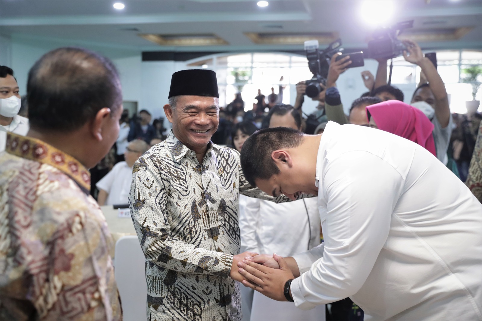 Menko PMK Muhadjir Effendy menyampaikan selamat kepada Menpora baru Dito Ariotedjo untuk menjalankan tugas yang mulia dan menantang dalam memajukan kepemudaan dan keolahragaan di tanah air melalui kementerian yang prestisius Kemenpora RI. (foto:raiky/keme