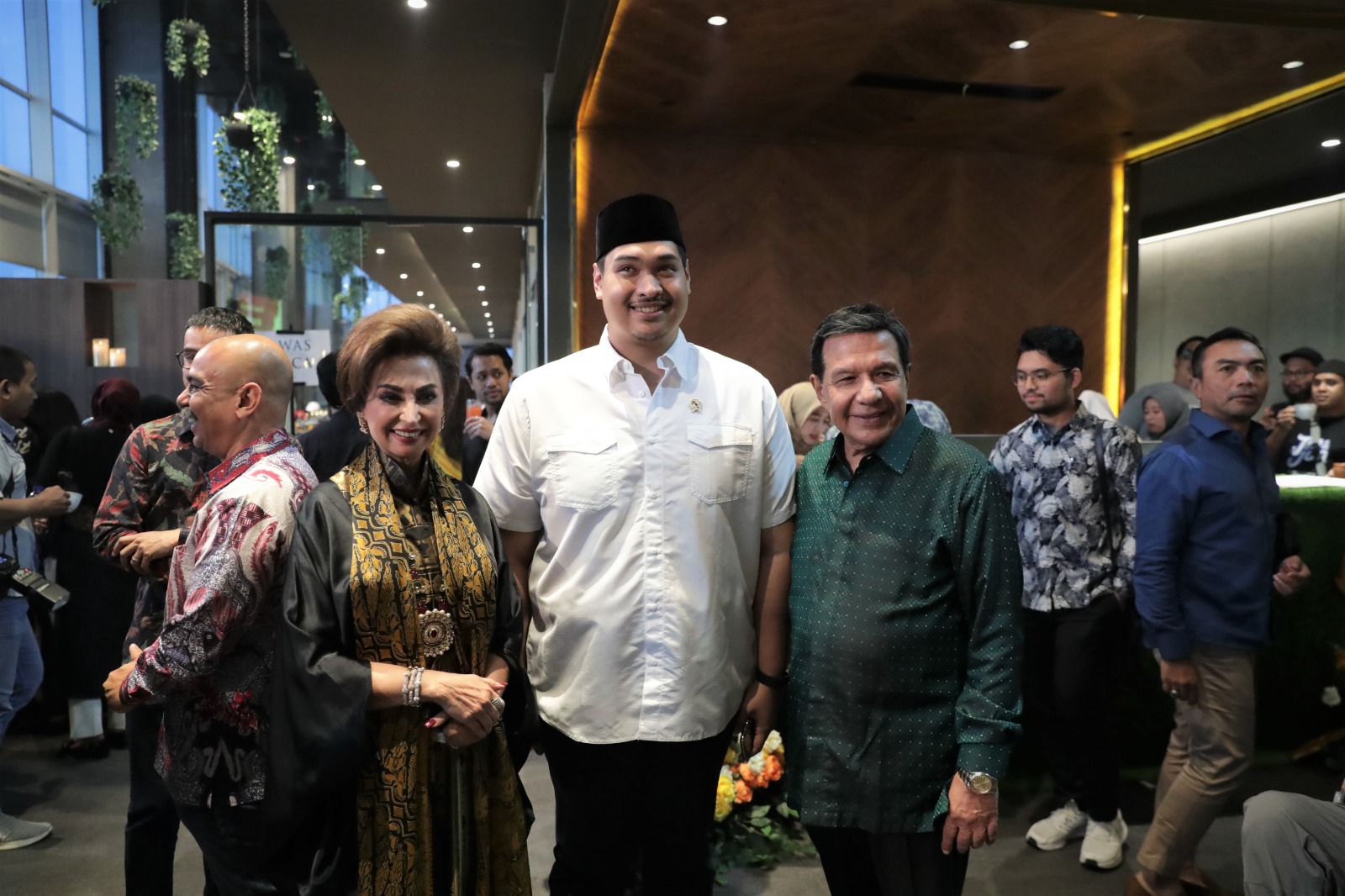 Menteri Pemuda dan Olahraga Republik Indonesia (Menpora RI) Dito Ariotedjo menghadiri Acara Silaturahmi dengan Raam dan Raakhee Punjabi di Multivision Plus Tower, Kuningan, Jakarta, Rabu (5/4) petang.(foto:raiky/kemenpora.go.id)