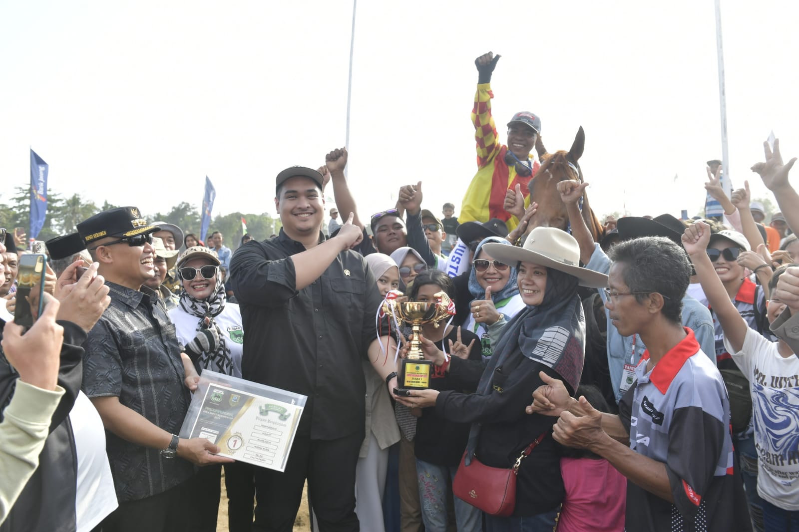 Menteri Pemuda dan Olahraga Republik Indonesia (Menpora RI) Dito Ariotedjo mengapresiasi Kejuaraan Pacuan Kuda Rakyat, Piala Bupati Kebumen Cup 2023 yang dilaksanakan di Lapangan Pacuan Kuda, Desa Tegalrejo, Ambalresmi, Kebumen, Jawa Tengah. (foto: bagus/