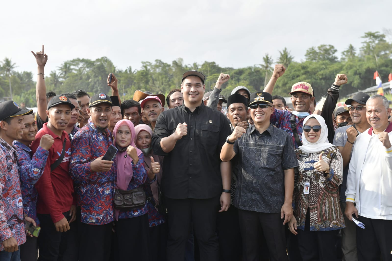 Bupati Kebumen Arif Sugiyanto sampaikan ungkapan terima kasihnya kepada Menteri Pemuda dan Olahraga Republik Indonesia (Menpora RI) Dito Ariotedjo, yang menyempatkan hadir menyaksikan partai final Kejuaraan Pacuan Kuda Rakyat, Piala Bupati Kebumen Cup 202