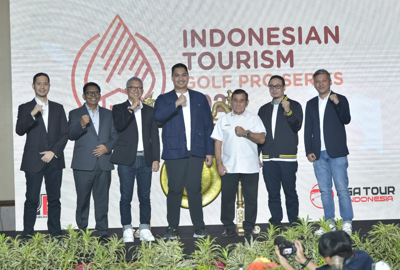 Menteri Pemuda dan Olahraga Republik Indonesia (Menpora RI) Dito Ariotedjo, secara resmi membuka Indonesian Tourism Golf Pro Series 2023 di Ballroom Golf Gallery Pondok Indah, Jalan Metro Pondok Indah, Jakarta, Minggu (30/4) malam.(foto:bagus/kemenpora.go