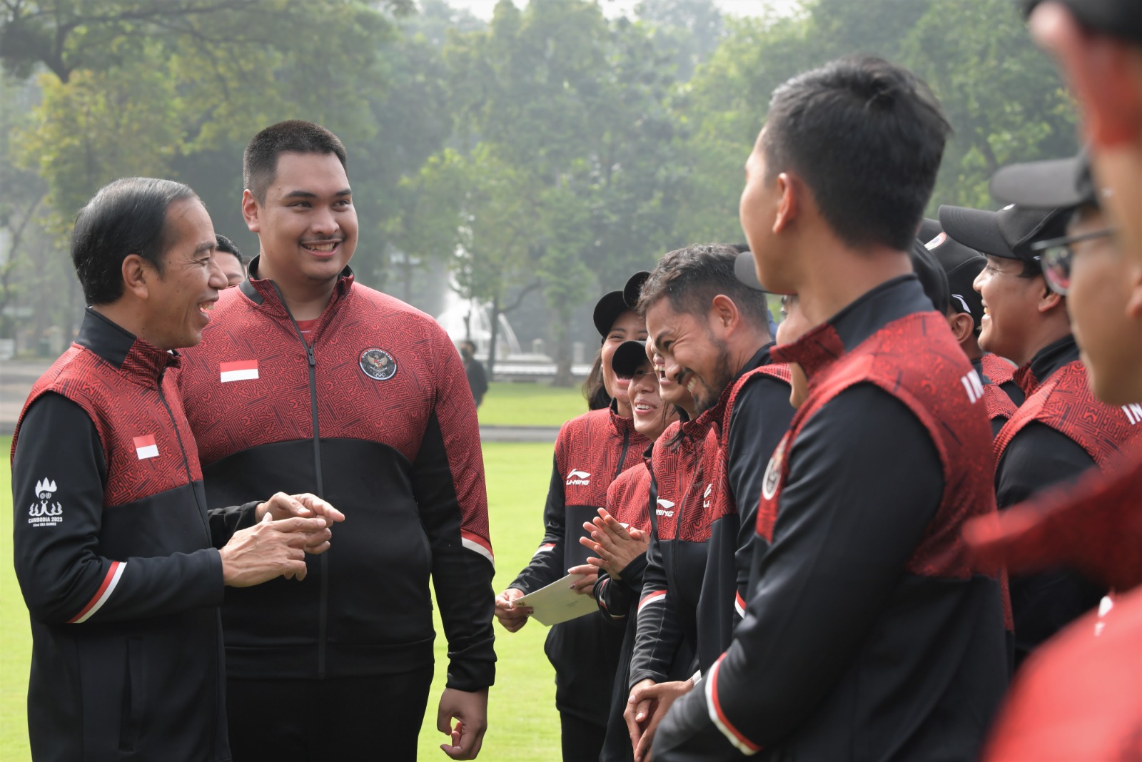 Menteri Pemuda dan Olahraga Republik Indonesia (Menpora RI) Dito Ariotedjo mendampingi Presiden Joko Widodo melepas kontingen Indonesia yang akan berlaga di SEA Games 2023 Kamboja pada 5-17 Mei. Pelepasan ini digelar di Istana Merdeka, Jakarta, Selasa (2/