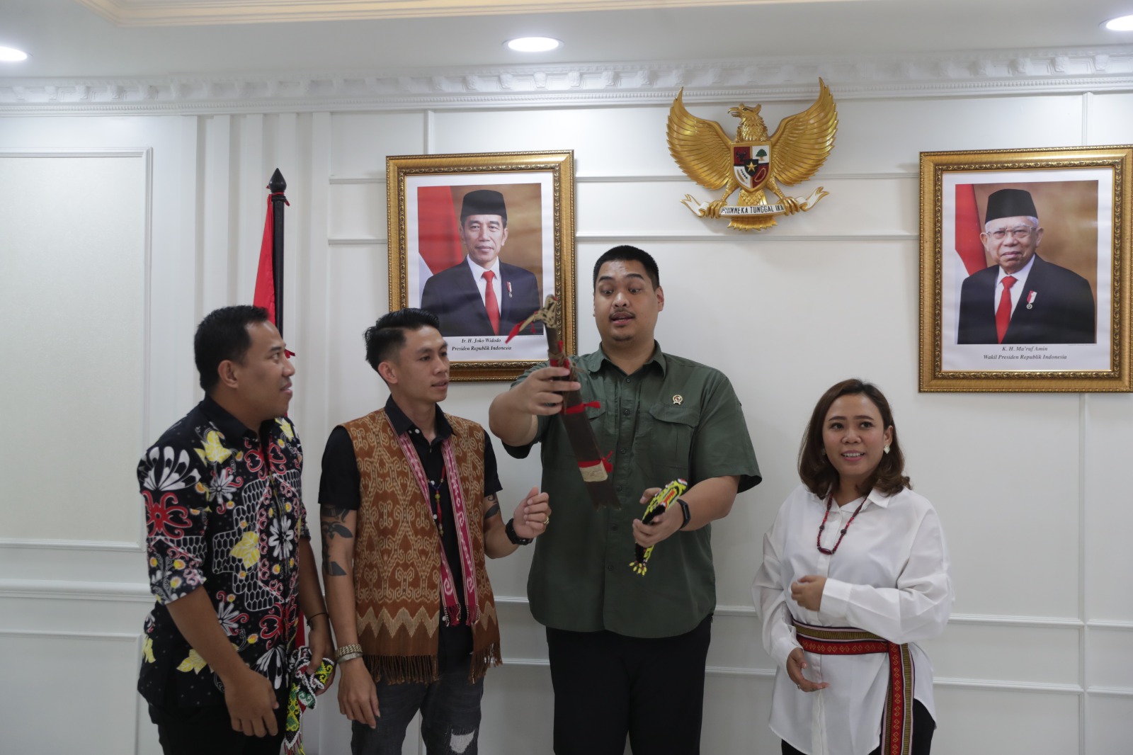 Menteri Pemuda dan Olahraga Republik Indonesia (Menpora RI) Dito Ariotedjo, menerima audiensi Sanggar Budaya Kayun Kuleng di Ruang Rapat, Lantai 10 Kantor Kemenpora, Senayan, Jakarta, Rabu (3/5) siang. Kehadiran sangar budaya tersebut dipimpin oleh Tokoh