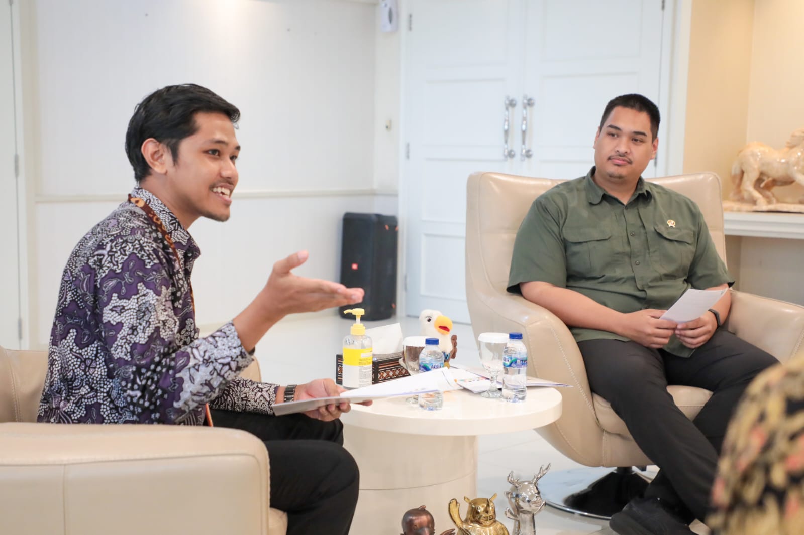 Menteri Pemuda dan Olahraga Republik Indonesia (Menpora RI) Dito Ariotedjo berdiskusi bersama Direktur Eksekutif Indonesian Youth Council for Tactical Canges (IYCTC), Manik Marganamahendra di Ruang Rapat Graha Pemuda Lantai 10 Senayan Jakarta Pusat, Rabu
