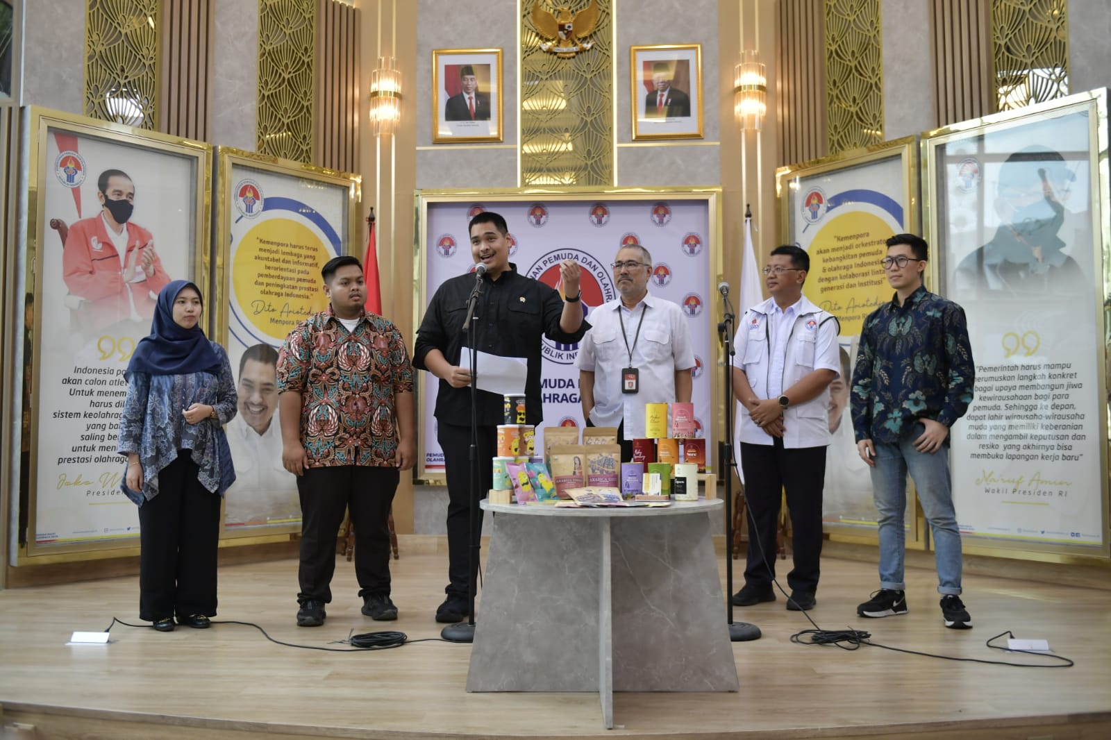 Menteri Pemuda dan Olahraga Republik Indonesia (Menpora RI) Dito Arioetdjo mengapresiasi tiga pemuda kreatif berprestasi yang mampu masuk ke pasar eropa lewat ajang Tuttofood Milano 2023. Ketiga anak muda tersebut adalah Ryan Angkawijaya, Sari Nurmayani,