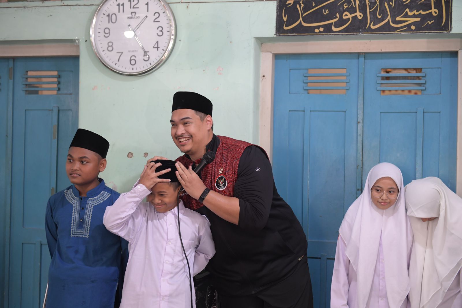 Dalam rangkaian kunjungan kerja di Solo, Menteri Pemuda dan Olahraga Republik Indonesia (Menpora RI) Dito Ariotedjo mengunjungi Pondok Pesantren Al Muayyad, Mangkuyudan, Surakarta, Senin (8/5) siang.(foto:raiky/kemenpora.go.id)