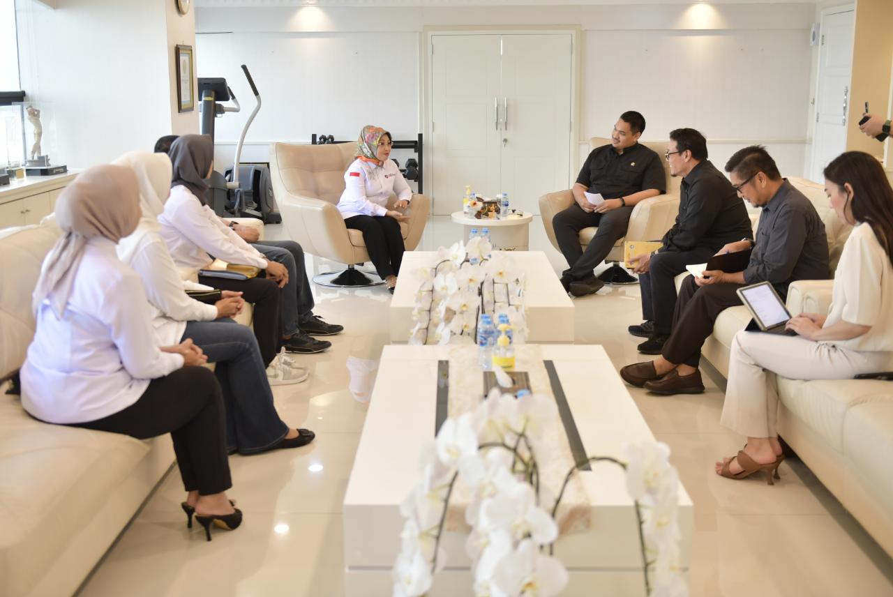 Menteri Pemuda dan Olahraga Republik Indonesia (Menpora RI) Dito Ariotedjo, menerima audiensi Ketua Umum Pengurus Besar Persatuan Squash Indonesia (PB PSI) Sylviana Murni yang hadir bersama pengurus PB PSI lainnya di ruang kerjanya lantai 10 Kantor Kemenp